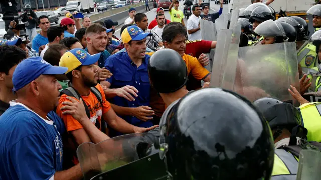 El gobierno dice que la oposición no tenía permiso para marchar en el centro de la capital. 
