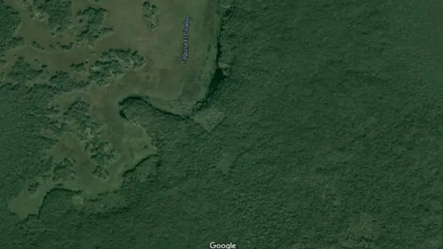 تصاویر یک شبکه خیابانی و یک مربع بزرگ را نشان می‌دهد که همان هرم است