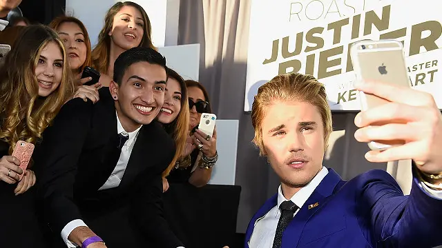 Justin Bieber tomándose una selfie con sus fans en un evento