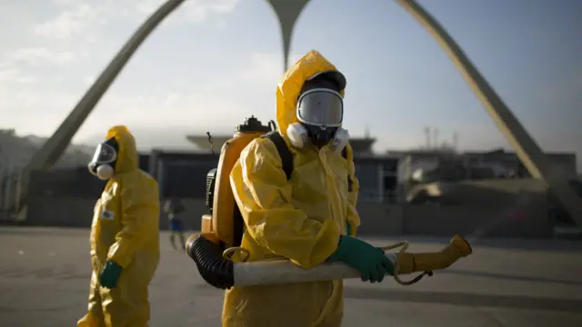 卫生人员在里约桑巴大道喷射除蚊剂