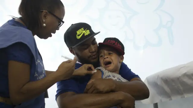 一名护士在里约为一个男孩接种H1N1疫苗