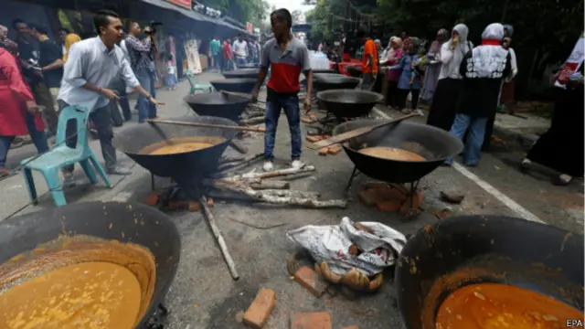 Festival internasional yang berlangsung di Lapangan Blang Padang, Kota Banda Aceh ini juga menampilkan sejumlah kuliner tradisional lain dan kompetisi memasak. 