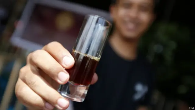 Minum kopi sambil mengobrol di kedai sudah menjadi tradisi di Aceh, hingga larut malam warung kopi masih hidup dengan obrolan-obrolan dalam secangkir kopi. 