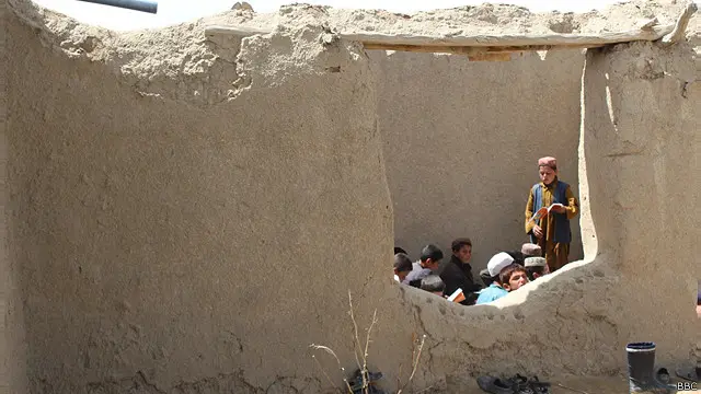 زموږ همکار سید ولي ناصر له پکتیکا پخپل رپوټ کې وايي، د نورو لاملونو تر څنګ ټولنیز دودونه دي چې خلک خپلې لوڼې تر دولسم ټولګي زدکړو ته نه پرېږدي.