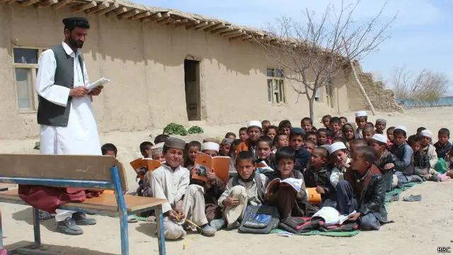 این ولایت ۳۷۰۰ معلم دارد که یک زن در این جمع شامل نیست