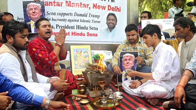 डॉनल्ड ट्रंप के लिए दिल्ली के जंतर-मंतर पर हवन करते हिंदू सेना के कार्यकर्ता.