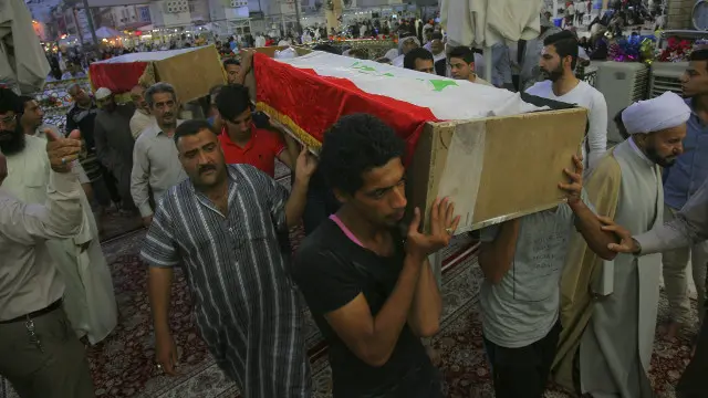 عراقيون يشيعون أحد ضحايا التفجير الذي وقع الأربعاء في السوق الشعبي في مدينة الصدر شرق بغداد.