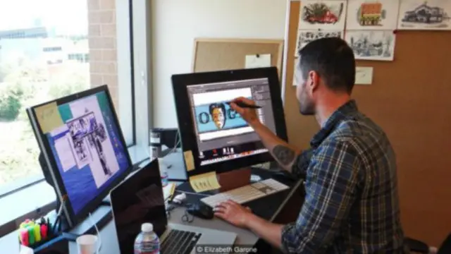 谷歌塗鴉團隊成員麥特·克魯先科(Matt Cruickshank)正在工作。(圖片來源：Elizabeth Garone)