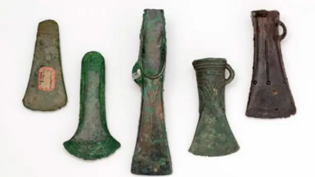 圖中從左至右為西歐青銅時代的斧頭，體現了斧頭風格隨時間的變遷（圖片來源：Paul D Stewart/Science Photo Library)