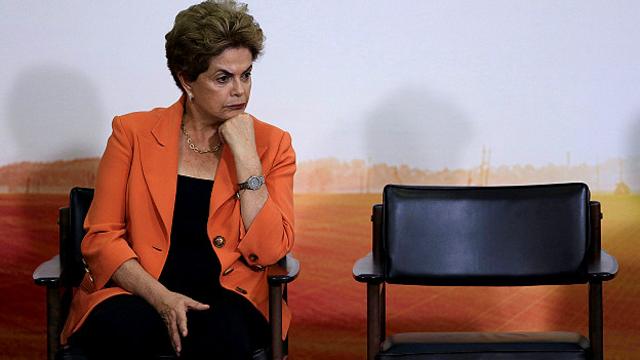 Dilma Rousseff, de 68 años, ha sido suspendida y se enfrenta a un juicio político.