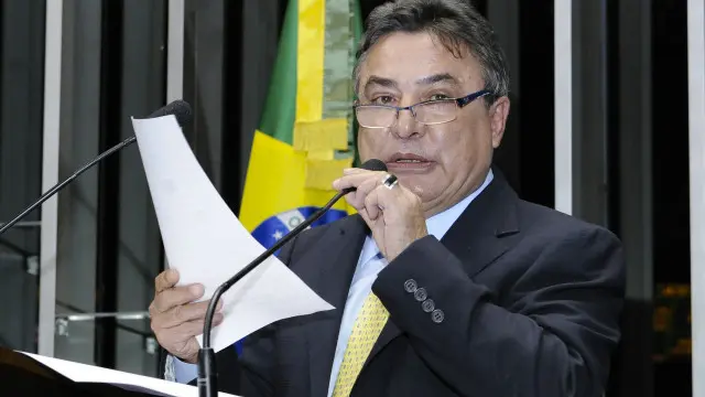 Zezé Perrella votou a favor da admissibilidade do impeachment