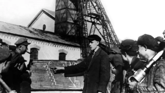 Донбас - архівне фото, робітники біля шахти 