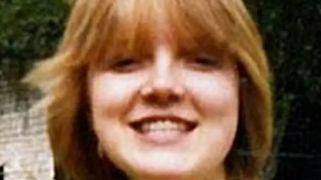 麦勒妮美丽、聪颖、脸上总是洋溢着灿烂的笑容。她那年正准备考A-leve。花季少女，对生活充满憧憬。