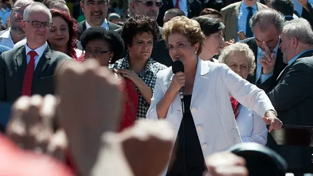 罗塞夫在巴西总统府外演讲