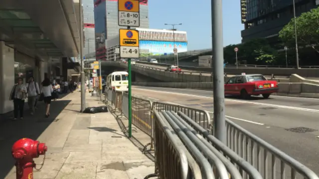 张德江访问香港前夕，香港中环附近的街道开始加装隔离栏。
