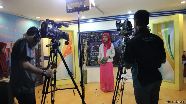Pembaca acara stasiun televisi TV9. Stasiun televisi milik NU ini, menurut pengelolanya, dilahirkan untuk 'menyelamatkan" wajah Islam moderat di Indonesia.