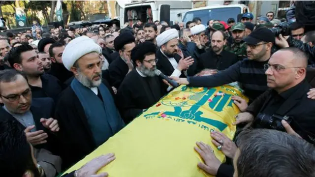 أعلام حزب الله تغطي نعش سمير القنطار الذي قُتل في دمشق في 2015