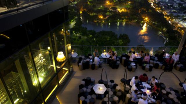 曼谷因其丰富的夜生活和为数众多的屋顶酒吧而闻名。(图片来源：Getty Images)