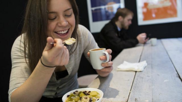 滿滿的一碗食物可能會增加我們的飽腹感和滿足感。（圖片來源：Getty Images）