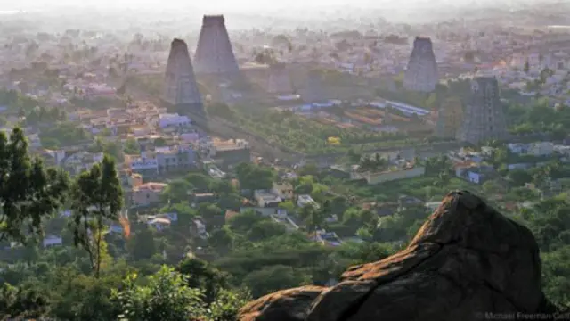 印度教徒聚集在蒂鲁文纳默莱的阿鲁纳查勒斯瓦拉神庙膜拜湿婆的生殖器官。（图片来源：Michael Freeman/Getty）