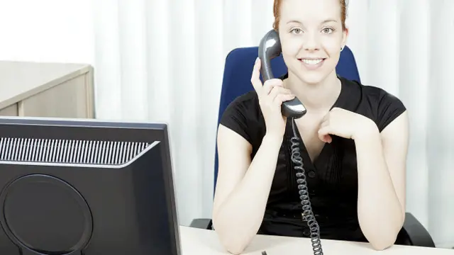 Улыбающаяся девушка с телефоном