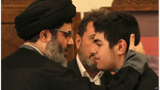 هاشم صفي الدين رئيس المجلس التنفيذي لحزب الله يقدم العزاء لعلي ابن مصطفي بدر الدين