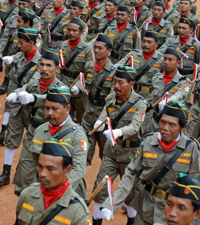 Anggota Barisan Ansor serbaguna (Banser) NU dalam acara rapat akbar NU, 17 Juli 2011 di Jakarta. Belakangan, organisasi ini terlibat aksi penolakan terhadap organisasi Hizbut Tahrir Indonesia, HTI.