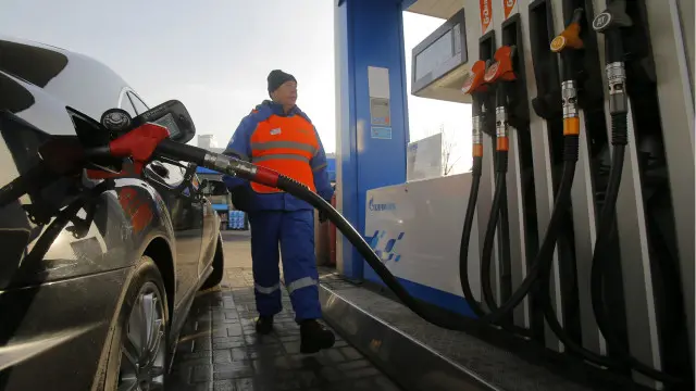 Если в 2008 году в России купили около 3 млн легковых машин, то в 2015-м - около 1,2 млн