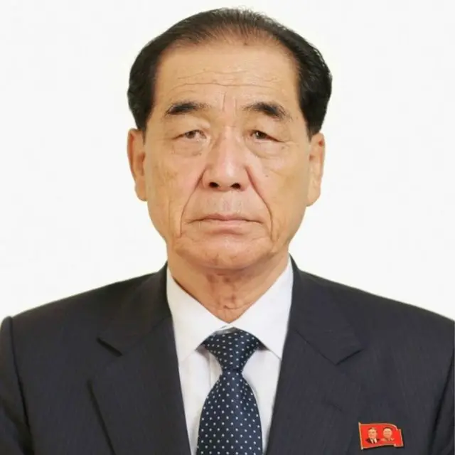 Ông Pak Pong-ju là một trong số những quan chức được chụp hình đi thăm các nhà máy
