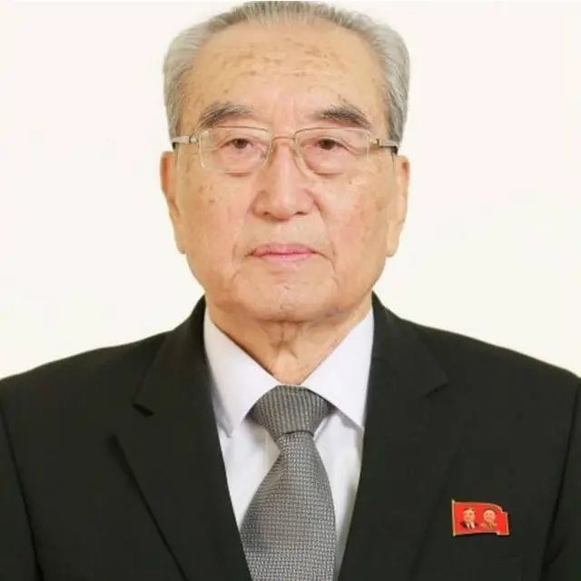 Kim Ki-nam năm nay khoảng 87-88 tuổi, là người phụ trách mảng tuyên truyền cổ động của Đảng trong nhiều năm