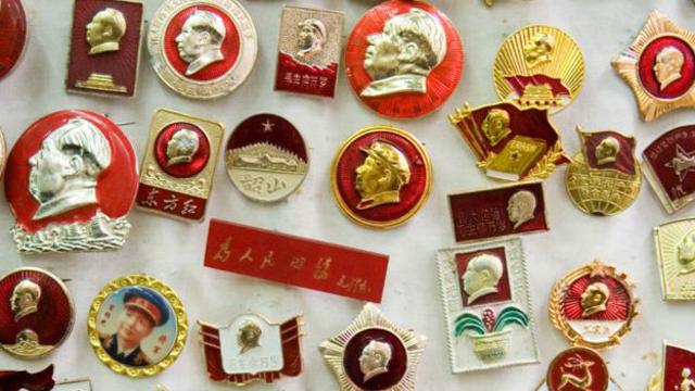 毛泽东像章和口号在文革期间随处可见。