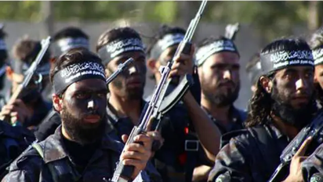 يقول المرصد إن المهاجمين ينتمون الى جماعة "احرار الشام" و"جبهة النصرة" المرتبطة بتنظيم القاعدة