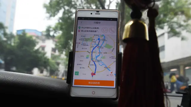 Un taxista con la aplicación en su teléfono
