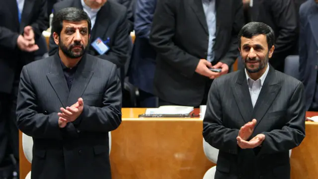 عزت‌الله ضرغامی در کنار محمود احمدی‌نژاد، رئیس جمهور وقت ایران