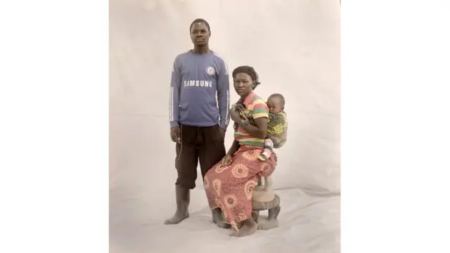 زیمبیا سے تعلق رکھنے والی 15 سالہ تھانڈیوی اپنے نو ماہ کے بیٹے اور شوہر کے ساتھ ایک پسماندہ علاقے میں رہتی ہیں۔
تھانڈیوی کو بھی حاملہ ہونے کی وجہ سے سکول کو خیر باد کہنا پڑا تھا اور بچے کے باپ سے شادی کرنی پڑی۔ ’مجھے اب بھی احساس ہوتا ہے کہ میں ماں بننے کے لیے تیار نہیں ہوں۔ میں اس عمر میں حاملہ ہونے کی توقع نہیں کر رہی تھی۔ میں چھٹی کلاس میں پڑھتی تھی جب حاملہ ہوئی۔ میں شیف بننا چاہتی تھی اور شہر میں کام کرنا چاہتی تھی۔ پھر میری ملاقات ایک لڑکے سے ہوئی جو نویں کلاس میں تھا۔ ہم صرف پانچ بار ملے۔ میں کافی خوفزدہ تھی جب میں حاملہ ہوئی۔ جب میرے والدین کو معلوم چلا تو وہ مجھے اس لڑکے کے گھر چھوڑ گئے۔ میں ایسا نہیں چاہتی تھی لیکن انھوں نے مجھے اس لڑکے سے شادی کرنے پر مجبور کیا۔
’دی وومن ڈیلیور کانفرنس‘ 16 سے 19 مئی تک کوپن ہیگن میں جاری رہے گی۔ تمام تصاویر: پیٹر ٹین ہوپن/ پلین انٹرنیشنل/ یو این ایف پی اے