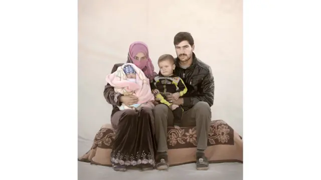 15 سالہ امیرا اپنے شوہر اور دو بچوں کے ساتھ اردن میں مہاجرین کے لیے بنائے گئے ایک کیمپ میں رہتی ہیں۔ شام سے تعلق رکھنے والی امیرا کا کہنا ہے کہ انھوں نے ملک میں جنگ کے باعث پڑھائی چھوڑی۔ امیرا کا کہنا ہے کہ ان کی شادی 13 برس کی عمر میں ہوگئی تھی۔
’بچے کو سنبھالنا بہت مشکل ہے اور خصوصاً جب آپ خود بچی ہوں۔ جیسے کہ مجھے نہیں معلوم کہ آیا مجھے ہر وقت بچے کو گود میں اٹھانا چاہیے یا نہیں۔ اور مجھے اپنے شوہر کا بھی خیال رکھنا ہوتا ہے۔ میرے پاس اپنے لیے کوئی وقت نہیں ہے۔ پہلے بچوں کی دیکھ بھال سے فرصت نہیں ملتی اور پھر گھر کے کام۔ نوزائیدہ بچے بہت روتے ہیں اور کبھی مجھے سمجھ ہی نہیں آتی کہ یہ رو کیوں رہا ہے۔‘