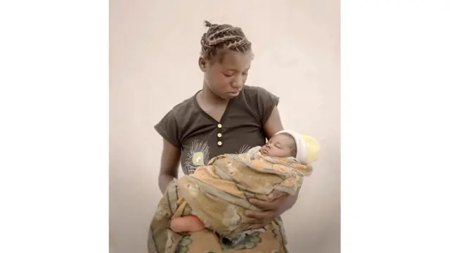 14 سالہ مولینگا ایک بیٹی کی ماں ہیں اور زیمبیا کے دور افتادہ گاؤں میں اپنے والدین، سوتیلی ماں اور دس بہن بھائیوں کے ہمراہ رہتی ہیں۔ ان کا کہنا ہے کہ وہ ڈاکٹر بننا چاہتی تھیں اور پھر ان کی والدہ کو معلوم چل گیا کہ وہ (مولینگا) حاملہ ہیں۔ ’ماں بننے کے بعد میرے پاس کھیل کود کے لیے وقت ہی نہیں ہے۔ مجھے اپنی بیٹی کی دیکھ بھال کرنی ہوتی ہے۔ ماں بننے سے قبل میں کھیلتی تھی اور جہاں جانا چاہتی تھی جاتی تھی۔ مجھے فٹبال بہت پسند ہے۔‘