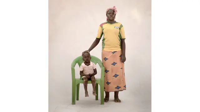 15 سالہ پوکو کا تعلق برکینا فاسو سے ہے اور وہ تین سالہ بیٹے، والدین، دادی اور آنٹی کے ہمراہ رہتی ہیں۔ وہ بچے کی پیدائش کے دوران مرتے مرتے بچیں تھیں۔
’میں 12 سال کی تھی جب حاملہ ہوئی۔ مجھے اس بارے میں کچھ معلوم نہیں تھا۔ میں جس لڑکے سے ملتی تھی اس نے ایک دن مجھے اس کے مکان پر آنے کا کہنا۔ مجھے سمجھ نہیں آئی کہ کیوں بلا رہا ہے۔ اس نے مجھے کہا کہ رات کو ہم اکٹھے سوئیں گے۔ میں اس کے مکان پر گئی اور اس نے میرے ساتھ سیکس کیا۔ یہ میرا پہلا تجربہ تھا۔‘