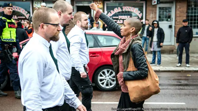 'लिबर्टी लीडिंग द पीपुल' की याद दिलाती तस्वीर