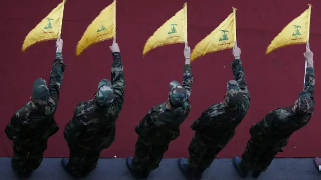 Боевики "Хезболлы" на траурной процессии Бадреддина