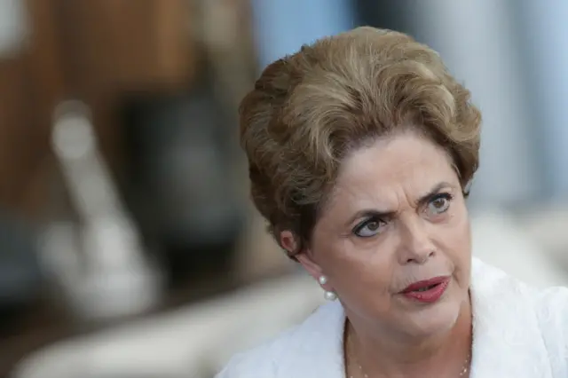 خانم روسف متهم شده است که برای پنهان کردن کسری بودجه فزاینده دولت حساب‌ها را دستکاری کرده است