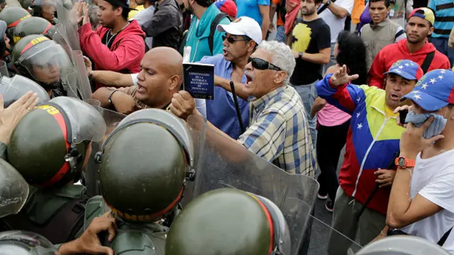 Enfrentamiento entre opositores al gobierno de Maduro y la guardia nacional