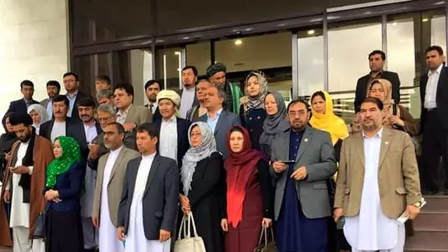 د افغانستان په ولسي جرګه کې شاوخوا ۳۰ استازي د عتراض په ډول د ولسي جرګې له غونډې ووتل.