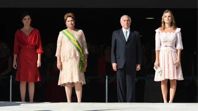 En la inauguración del segundo mandato de Rousseff, la presidenta estuvo acompañada por su hija Paula (izquierda), por el ahora presidente interino Michel Temer y por la esposa de este, Marcela.