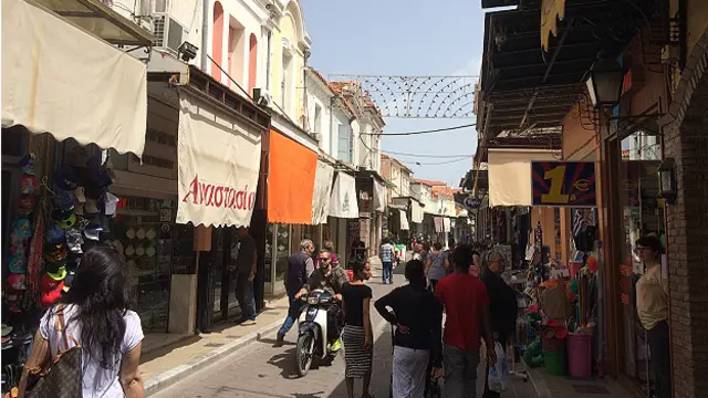 La vida no se detiene en Mytilene, capital de Lesbos.