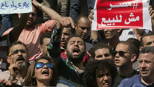 الاتفاقية أثار غضبا في الشارع المصري إذ يعتبرها الكثيرون "تنازلا" عن سيادة مصر على الجزيرتين