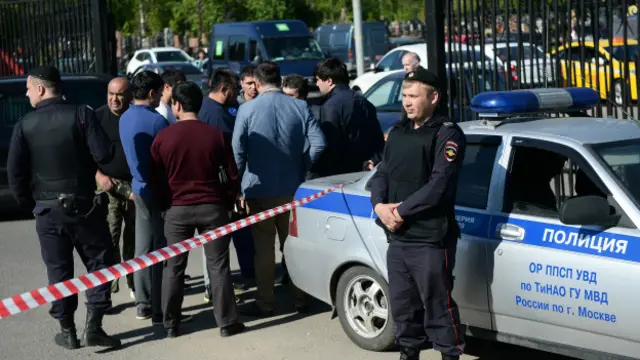 Полиция у входа на кладбище