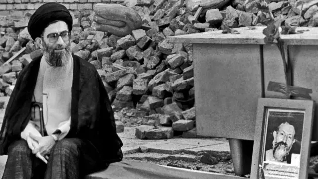 یک روز قبل از انفجار دفتر حزب جمهوری اسلامی، علی خامنهای مورد سوءقصد قرار گرفت