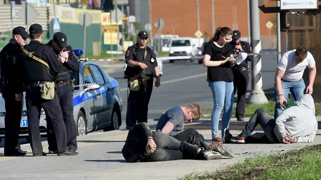 Полицейские и задержанные