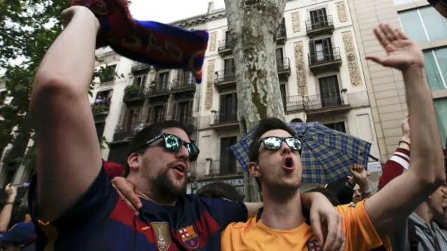 Dua pendukung berat Barcelona ikut larut dalam kegembiraan.